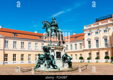 Statua di bronzo di Friedrich Wilhelm ho presso l'entrata principale del cortile di Palazzo di Charlottenburg di Berlino. Germania. Foto Stock