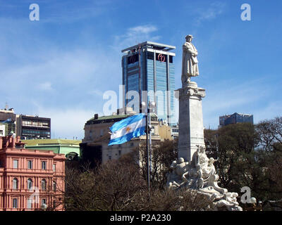 . Español: Monumento a Colón, obra del escultor Arnaldo Zocchi. Detrás, la Casa de gobierno. Questa è la foto di un monumento argentino identificato dall'ID 243 . 1 gennaio 2007, 12:08:34. Leandro Kibisz 45 Buenos Aires - Monserrat - Casa Rosada y Parque Cristobal Colon Foto Stock