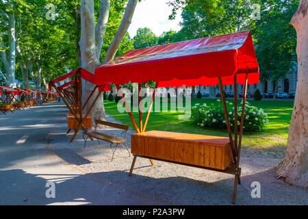 Mercato vuota si erge a Zagabria in una giornata di sole Foto Stock