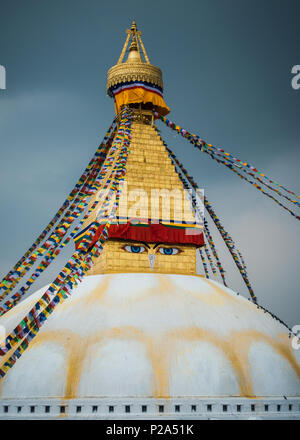 Stupa Boudhanath a Kathmandu, Nepal. Nuvole temporalesche in background. Foto Stock