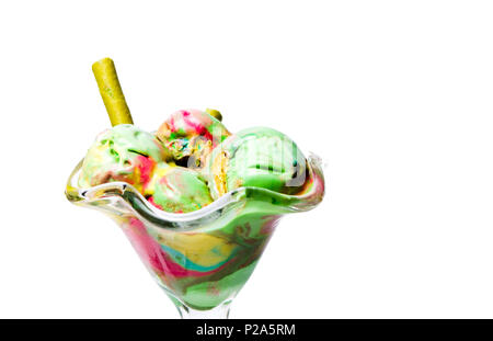 Il tè verde e la frutta mista crema di ghiaccio in una tazza Foto Stock