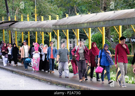 Gli studenti del campus di Mindanao Università Statale di Marawi. L'isola di Mindanao, Filippine - Studenten auf dem Campus der Mindanao Università Statale di Marawi. Insel sull isola di Mindanao, Philippinen Foto Stock