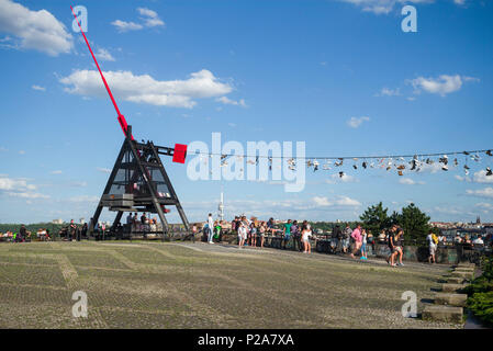 Praga. Repubblica ceca. Le persone si radunano presso il metronomo nel parco Letná per vedute della citta'. Foto Stock