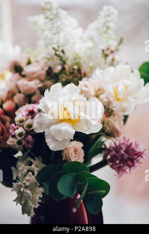 Fiore bellissimo mazzo di rose, peonia, giacinti, vista ravvicinata Foto Stock