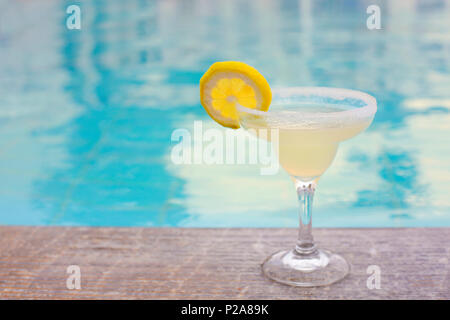 Bicchiere da cocktail sul lato piscina. Margarita Foto Stock