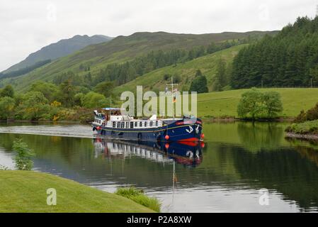L'Hotel chiatta Highlander scozzese passando attraverso Laggan sul Caledonian Canal in Highland, Scotland, Regno Unito Foto Stock