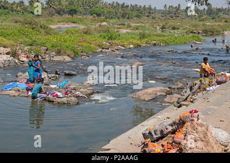 Shrirangapattan, India - 2 Marzo 2018: persone lavare i vestiti e la balneazione nel fiume Kaveri. In molte zone rurali non hanno un approvvigionamento di acqua nazionale Foto Stock
