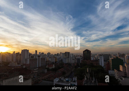 Sagome di edifici al crepuscolo in São Paulo City. Foto Stock