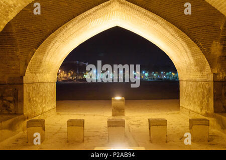 Arco di Allahverdi Khan ponte denominato Siosepol oltre a secco fiume Zayandeh di notte in primavera. Isfahan. Iran Foto Stock