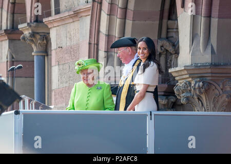 Chester, Regno Unito. Xiv Jun, 2018. Queen & Meghan Markle visitare Chester, Regno Unito la regina, Meghan Markle, duchessa di Sussex e il Sindaco di Chester salutare la folla dai gradini del Municipio. I Royals sono stati i città per l'apertura ufficiale della città è di nuovo teatro Storyhouse. Credito Foto: Brian Hickey/Alamy Live News Foto Stock