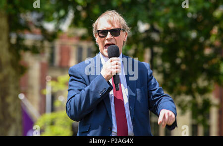 Sir David Amess deputato interviene a una manifestazione che si svolge a Londra per protestare contro il trasporto di bestiame vivo, in particolare le esportazioni di animali vivi dal Regno Unito Foto Stock