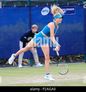 Nottingham Tennis Center, Nottingham, Regno Unito. 14 Giugno, 2018. La natura Valle Open Tennis Tournament; Katie Boulter (GBR) serve durante la sua partita contro Samantha STOSUR (AUS) Credito: Azione Sport Plus/Alamy Live News Foto Stock