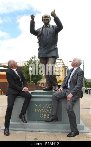 Wolverhampton Wanderers Football Club ha svelato una statua del club leggendario benefattore Sir Jack Hayward oggi. Dando ad esso il pollice alzato' sono Sir Jack figlio Gionathan Hayward e i club registrare marcatore Steve - Boll. Credito: David Bagnall/Alamy Live News Foto Stock