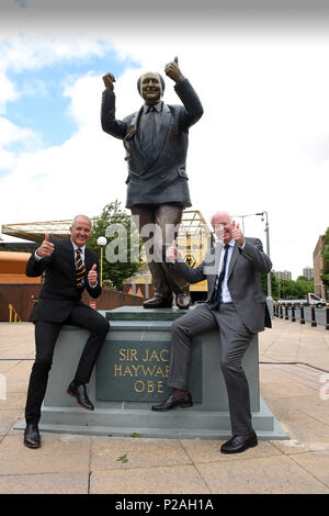 Wolverhampton Wanderers Football Club ha svelato una statua del club leggendario benefattore Sir Jack Hayward oggi. Dando ad esso il pollice alzato' sono Sir Jack figlio Gionathan Hayward e i club registrare marcatore Steve - Boll. Credito: David Bagnall/Alamy Live News Foto Stock