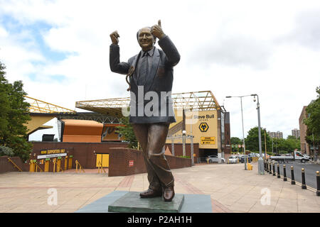 Il Wolverhampton Wanderers Football Club ha svelato oggi una statua del leggendario benefattore Sir Jack Hayward. Credito: David Bagnall Foto Stock