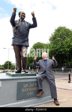 Wolverhampton Wanderers Football Club ha svelato una statua del club leggendario benefattore Sir Jack Hayward oggi. Dando ad esso il "Thumbs up è James Butler MBE RA scultore inglese che ha creato questo e anche le statue di Billy Wright e Stan Cullis a Molineux. Credito: David Bagnall/Alamy Live News Foto Stock