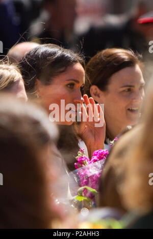 Chester, Regno Unito. 14 giugno 2018. Meghan Markle, duchessa di Sussex, saluta la folla a Chester, Regno Unito su una royal visita, accompagnato da Sua Maestà la Regina Elisabetta II Credito: Filippo Chidell/Alamy Live News Foto Stock