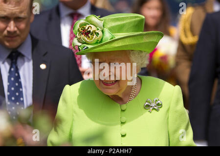 Chester, Regno Unito. 14 giugno 2018. Queen Elizabeth II saluta la folla a Chester, Regno Unito su una royal visita, accompagnato da Meghan Markle, duchessa di Sussex Credito: Filippo Chidell/Alamy Live News Foto Stock