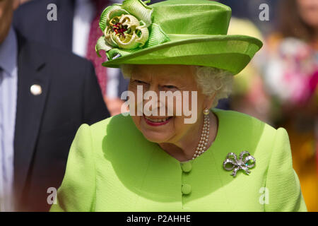 Chester, Regno Unito. 14 giugno 2018. Queen Elizabeth II saluta la folla a Chester, Regno Unito su una royal visita, accompagnato da Meghan Markle, duchessa di Sussex Credito: Filippo Chidell/Alamy Live News Foto Stock