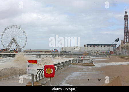 Blackpool, Regno Unito. Xiv Jun, 2018. Regno Unito: Meteo Storm Hector arriva portando onde ad alta marea di Blackpool, 14 giugno 2018 (C)Barbara Cook/Alamy Live News Foto Stock