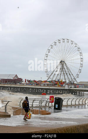 Blackpool, Regno Unito. Xiv Jun, 2018. Regno Unito Meteo: un uomo che cammina lungo il fronte mare in tempesta Hector arriva portando onde ad alta marea di Blackpool, 14 giugno 2018 (C)Barbara Cook/Alamy Live News Foto Stock