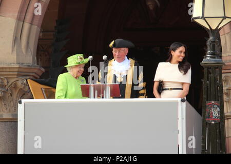 Chester, Regno Unito. Xiv Jun, 2018. La regina e Meghan Markle.Duchessa di Sussex, visitato Chester ad aprire ufficialmente Chester Storyhouse theate e la libreria di credito complesso/Mike Clarke/Alamy Live News Foto Stock