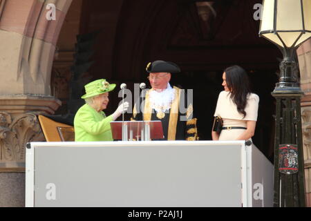 Chester, Regno Unito. Xiv Jun, 2018. La regina e Meghan Markle.Duchessa di Sussex, visitato Chester ad aprire ufficialmente Chester Storyhouse theate e la libreria di credito complesso/Mike Clarke/Alamy Live News Foto Stock