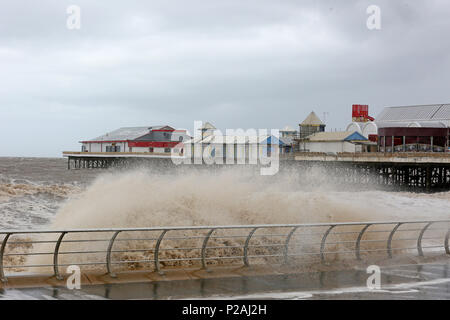 Blackpool, Regno Unito. Xiv Jun, 2018. Regno Unito: Meteo Storm Hector arriva portando onde ad alta marea di Blackpool, 14 giugno 2018 (C)Barbara Cook/Alamy Live News Foto Stock