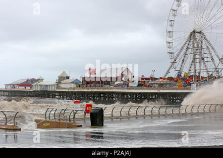 Blackpool, Regno Unito. Xiv Jun, 2018. Regno Unito: Meteo Storm Hector arriva portando onde ad alta marea di Blackpool, 14 giugno 2018 (C)Barbara Cook/Alamy Live News Foto Stock