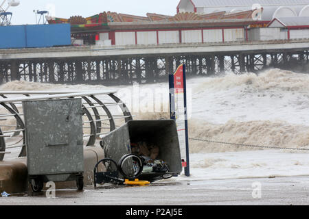 Blackpool, Regno Unito. Xiv Jun, 2018. Regno Unito Meteo: un cassone giacente sul suo lato durante la tempesta Hector ad alta marea di Blackpool, 14 giugno 2018 (C)Barbara Cook/Alamy Live News Foto Stock