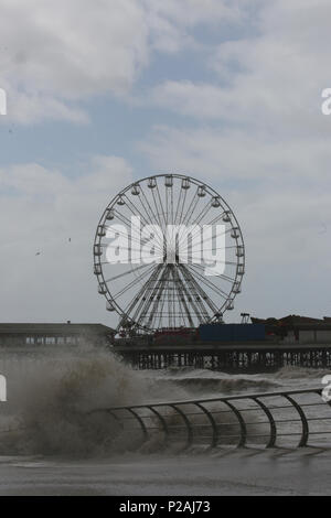 Blackpool, Regno Unito. Xiv Jun, 2018. Regno Unito: Meteo Storm Hector arriva portando onde ad alta marea di Blackpool, 14 giugno 2018 (C)Barbara Cook/Alamy Live News Foto Stock