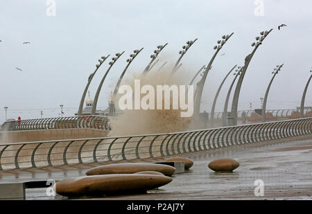 Blackpool, Regno Unito. Xiv Jun, 2018. Regno Unito: Meteo Storm Hector arriva portando onde ad alta marea di Blackpool, 14 giugno 2018 (C)Barbara Cook/Alamy Live News Foto Stock