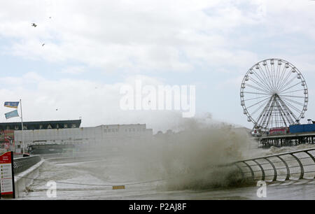 Blackpool, Regno Unito. Xiv Jun, 2018. Regno Unito: Meteo Storm Hector arriva portando onde ad alta marea di Blackpool, 14 giugno 2018 (C)Barbara Cook/Alamy Live News Foto Stock