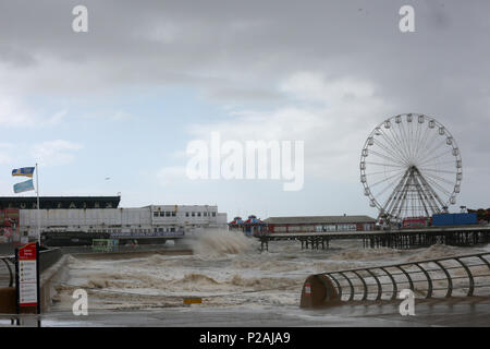 Blackpool, Regno Unito. Xiv Jun, 2018. Regno Unito: Meteo Storm Hector arriva portando onde ad alta marea di Blackpool, 14 giugno 2018 (C)Barbara Cook/Alamy Live News Foto Stock