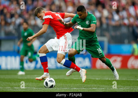 Mosca, Russia. 14 giugno 2018. Zobnin romano della Russia e Salem Al-Dawsari di Arabia Saudita durante il 2018 Coppa del Mondo FIFA Gruppo una corrispondenza tra la Russia e l'Arabia Saudita a Luzhniki Stadium il 14 giugno 2018 a Mosca, in Russia. Credito: Immagini di PHC/Alamy Live News Foto Stock