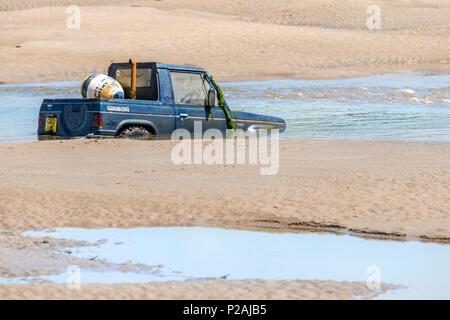 Appledore, North Devon, Regno Unito. Xiv Jun, 2018. Con la bassa marea Royal Marines in base a Instow aiutare la comunità locale mediante il recupero di un veicolo 4x4 che è incagliata nel fiume Torridge estuary oltre una settimana fa. Grandi folle sono state disegnate in banchina a Appledore ed acclamato come il veicolo è stata trasportata a terra questo pomeriggio. Credito: Terry Mathews/Alamy Live News Foto Stock