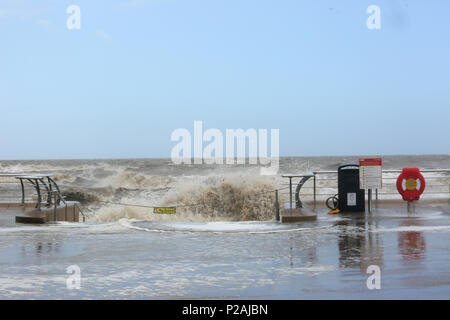 Blackpool, Regno Unito. Xiv Jun, 2018. Regno Unito: Meteo Storm Hector arriva portando onde ad alta marea di Blackpool, 14 giugno 2018 (C)Barbara Cook/Alamy Live News Foto Stock