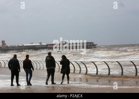 Blackpool, Regno Unito. Xiv Jun, 2018. Regno Unito: Meteo Amici a guardare come tempesta Hector arriva portando onde ad alta marea di Blackpool, 14 giugno 2018 (C)Barbara Cook/Alamy Live News Foto Stock