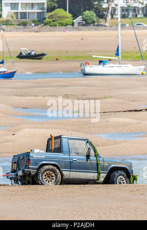 Appledore, North Devon, Regno Unito. Xiv Jun, 2018. Con la bassa marea Royal Marines in base a Instow aiutare la comunità locale mediante il recupero di un veicolo 4x4 che è incagliata nel fiume Torridge estuary oltre una settimana fa. Grandi folle sono state disegnate in banchina a Appledore ed acclamato come il veicolo è stata trasportata a terra questo pomeriggio. Credito: Terry Mathews/Alamy Live News Foto Stock