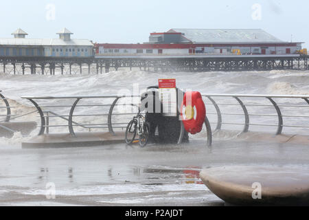 Blackpool, Regno Unito. Xiv Jun, 2018. Regno Unito Meteo: Un ciclista il ducking onde ad alta marea di Blackpool, 14 giugno 2018 (C)Barbara Cook/Alamy Live News Foto Stock