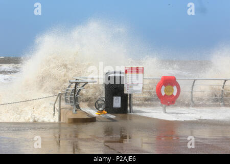 Blackpool, Regno Unito. Xiv Jun, 2018. Regno Unito: Meteo Storm Hector arriva portando onde ad alta marea di Blackpool, 14 giugno 2018 (C)Barbara Cook/Alamy Live News Foto Stock