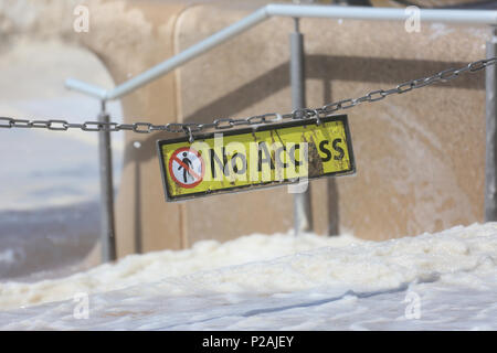 Blackpool, Regno Unito. Xiv Jun, 2018. Meteo REGNO UNITO: Spiaggia Accesso chiuso come tempesta Hector arriva portando onde ad alta marea di Blackpool, 14 giugno 2018 (C)Barbara Cook/Alamy Live News Foto Stock