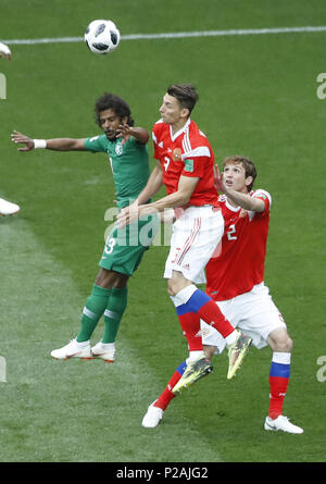 Mosca, Russia. 14 Giugno, 2018. In Russia la Ilya Kutepov (C) compete durante la partita di apertura del 2018 FIFA World Cup a Mosca, in Russia, il 14 giugno 2018. Credito: Cao può/Xinhua/Alamy Live News Foto Stock