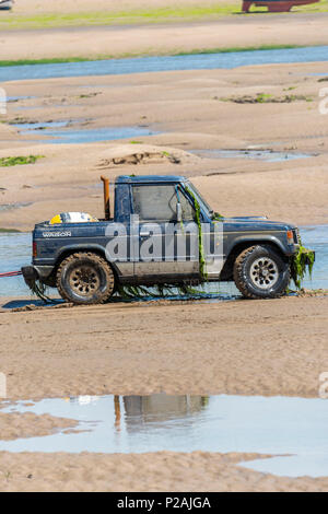 Appledore, North Devon, Regno Unito. Xiv Jun, 2018. Con la bassa marea Royal Marines in base a Instow aiutare la comunità locale mediante il recupero di un veicolo 4x4 che è incagliata nel fiume Torridge estuary oltre una settimana fa. Grandi folle sono state disegnate in banchina a Appledore ed acclamato come il veicolo è stata trasportata a terra questo pomeriggio. Credito: Terry Mathews/Alamy Live News Foto Stock