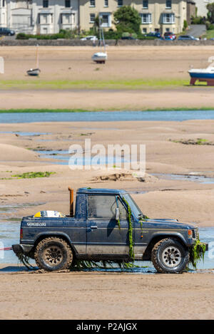 Appledore, North Devon, Regno Unito. Xiv Jun, 2018. Con la bassa marea Royal Marines in base a Instow aiutare la comunità locale mediante il recupero di un veicolo 4x4 che è incagliata nel fiume Torridge estuary oltre una settimana fa. Grandi folle sono state disegnate in banchina a Appledore ed acclamato come il veicolo è stata trasportata a terra questo pomeriggio. Credito: Terry Mathews/Alamy Live News Foto Stock