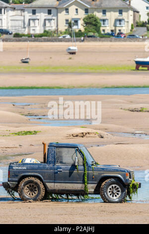 Appledore, North Devon, Regno Unito. Xiv Jun, 2018. Con la bassa marea Royal Marines in base a Instow aiutare la comunità locale mediante il recupero di un veicolo 4x4 che è incagliata nel fiume Torridge estuary oltre una settimana fa. Grandi folle sono state disegnate in banchina a Appledore ed acclamato come il veicolo è stata trasportata a terra questo pomeriggio. Credito: Terry Mathews/Alamy Live News Foto Stock