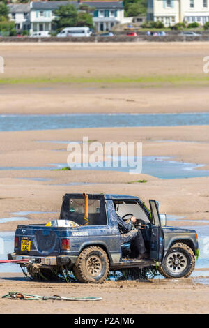 Appledore, North Devon, Regno Unito. Xiv Jun, 2018. Con la bassa marea Royal Marines in base a Instow aiutare la comunità locale mediante il recupero di un veicolo 4x4 che è incagliata nel fiume Torridge estuary oltre una settimana fa. Grandi folle sono state disegnate in banchina a Appledore ed acclamato come il veicolo è stata trasportata a terra questo pomeriggio. Credito: Terry Mathews/Alamy Live News Foto Stock