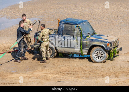 Appledore, North Devon, Regno Unito. Xiv Jun, 2018. Con la bassa marea Royal Marines in base a Instow aiutare la comunità locale mediante il recupero di un veicolo 4x4 che è incagliata nel fiume Torridge estuary oltre una settimana fa. Grandi folle sono state disegnate in banchina a Appledore ed acclamato come il veicolo è stata trasportata a terra questo pomeriggio. Credito: Terry Mathews/Alamy Live News Foto Stock