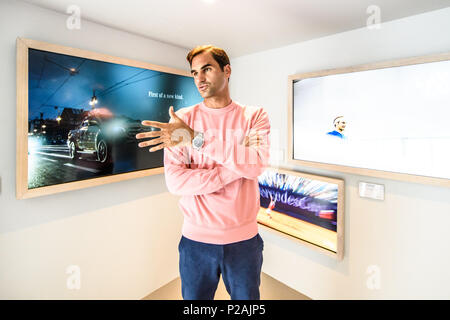 Stoccarda, Deutschland. 14 Giugno, 2018. Professional giocatore di tennis Roger Federer meraviglie al Mercedes-Benz mostra. GES/tennis/ATP: MercedesCup, 14.06.2018 tennis ATP: MercedesCup di Stoccarda, giugno 14, 2018 - | Utilizzo di credito in tutto il mondo: dpa/Alamy Live News Foto Stock