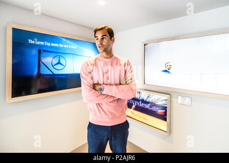 Stoccarda, Deutschland. 14 Giugno, 2018. Professional giocatore di tennis Roger Federer meraviglie al Mercedes-Benz mostra. GES/tennis/ATP: MercedesCup, 14.06.2018 tennis ATP: MercedesCup di Stoccarda, giugno 14, 2018 - | Utilizzo di credito in tutto il mondo: dpa/Alamy Live News Foto Stock